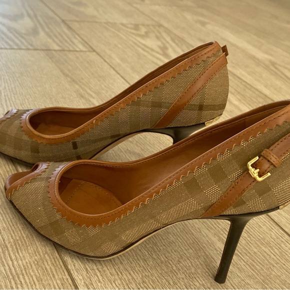 Burberry Ellalline Camel Plaid Peep Toe Pumps. Size: 35 - Picture 2 of 11